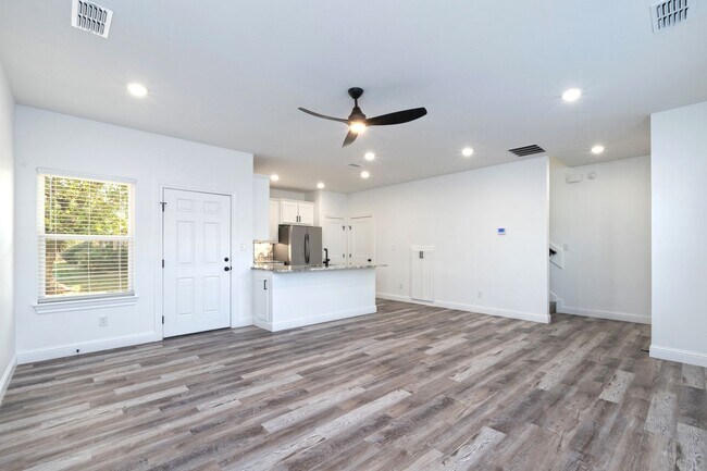 Foto del edificio - BRAND NEW DUPLEX NEAR ACU