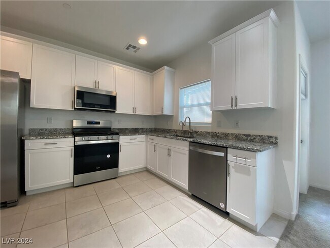 Building Photo - 412 Desert Cadence St