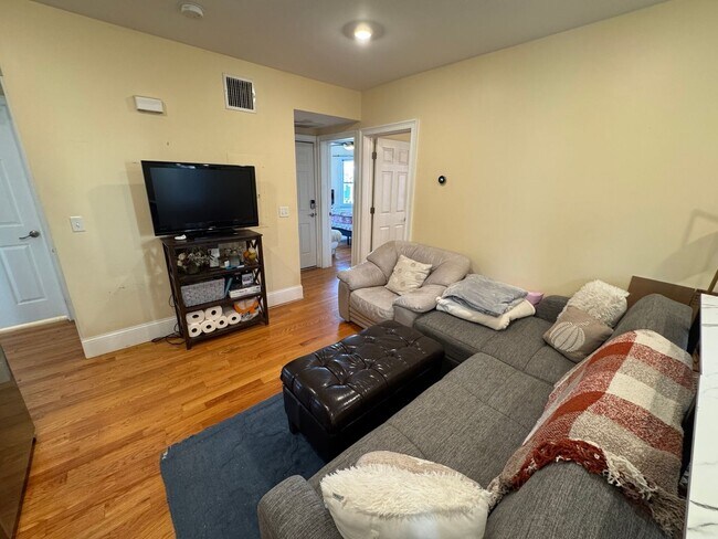 Photo - BEAUTIFUL UNIT IN CAMBRIDGE!!!!!!!!!!! House