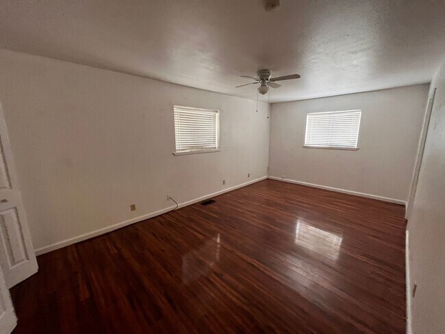 Building Photo - 3 br, 3 bath House - 400 N Elm (806)