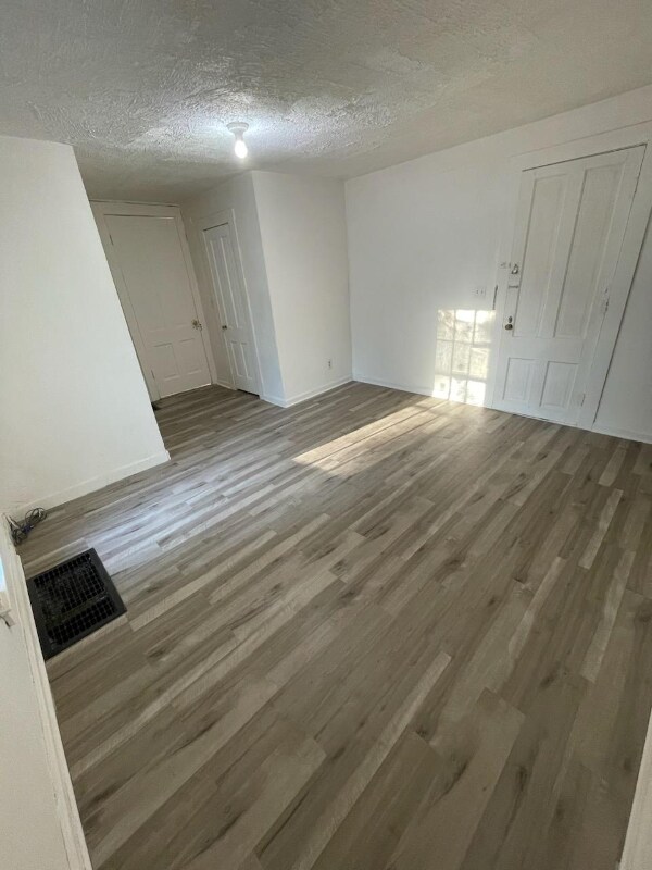 Foto del edificio - 359 E Bowman St