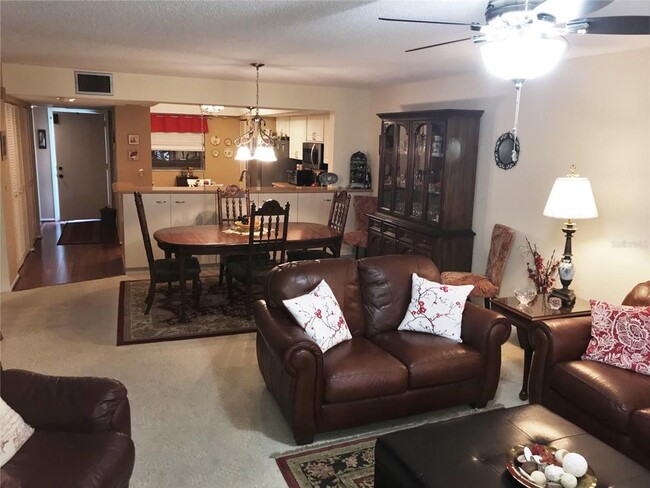 Foto del edificio - 577 Lakeside Dr
