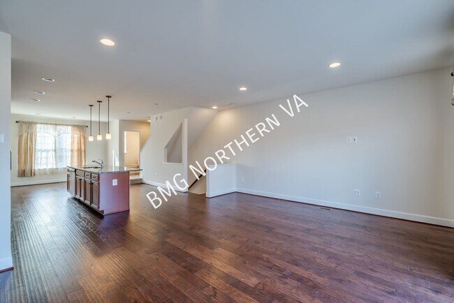 Foto del edificio - 8435 Girvan Ct