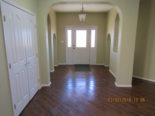 Building Photo - Beautiful 3 Bedroom/2 Bath Home !! **Comin...