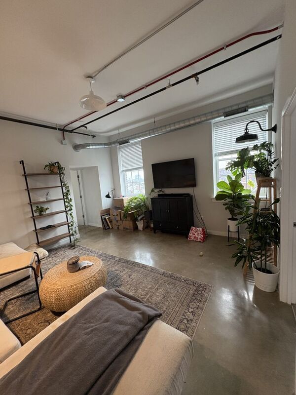 Building Photo - 923 S East Ave