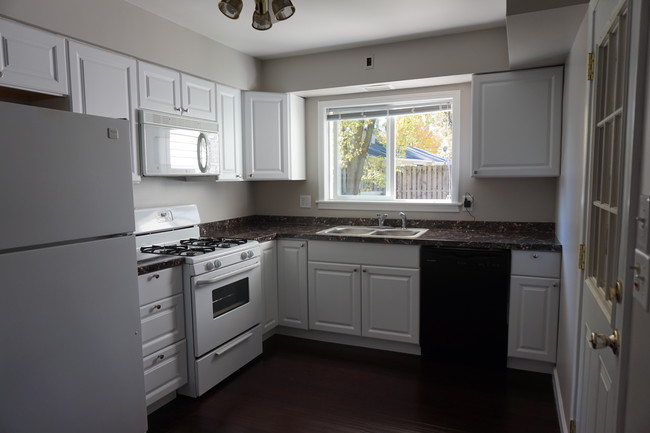 Building Photo - 569 S Bear Lake Rd