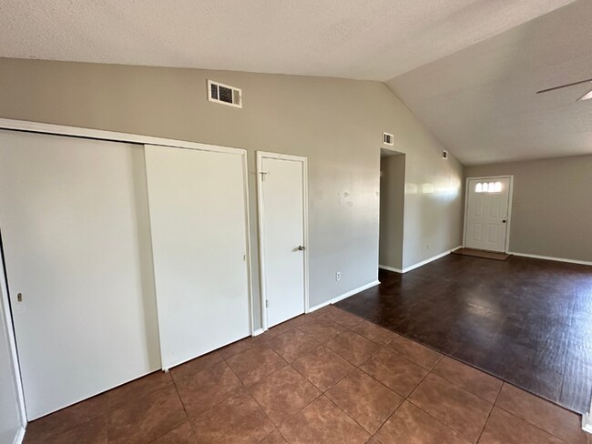Foto del edificio - 3BR/2BA Memphis Rental with 1-Car Garage, Vaulted Ceilings & Tile Kitchen
