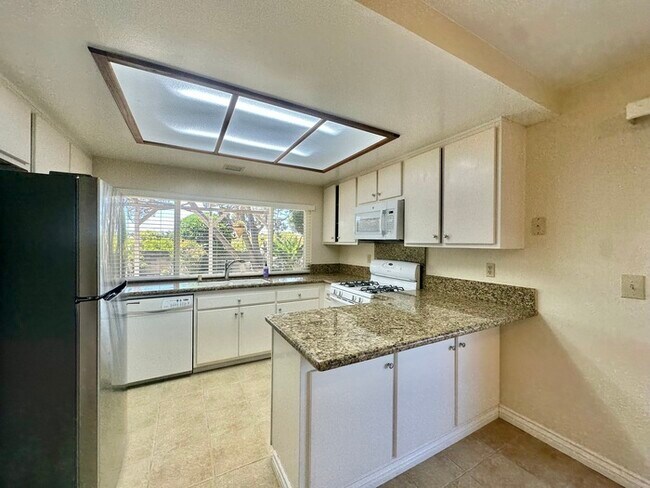 Foto del edificio - 4 Bedroom Home 3 Car Garage with Fenced Ya...