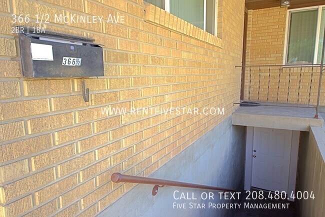 Building Photo - Spacious, Freshly Updated Apartment in a C...