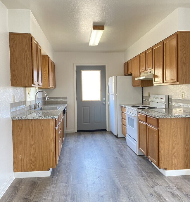 Foto del edificio - Spacious Well Maintained 3 Bedroom - 1 Bat...