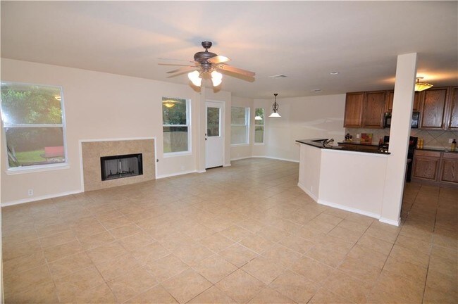 Building Photo - 525 Golden Creek Dr