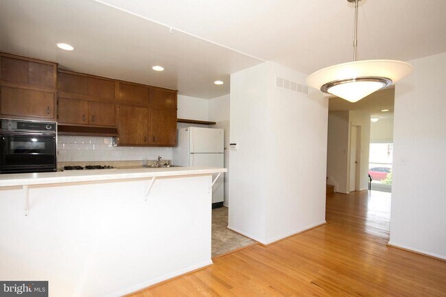 Building Photo - 6936 Blanche Rd