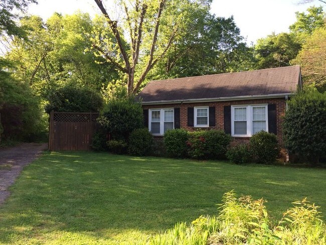 Foto del edificio - N. Main Area 2BR House with Fenced Yard