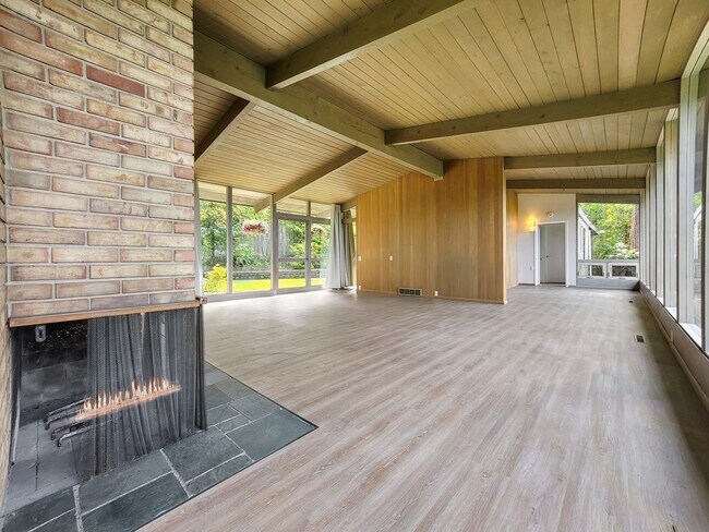 Foto del edificio - Vintage architectural home looking over Seattle and Bellevue metropolitan skyline.