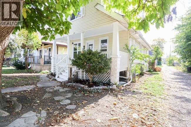 Building Photo - 459 Ellis St W