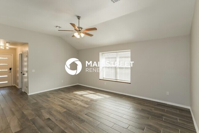Building Photo - 4 Bedroom Pet-Friendly Home in Midwest City, OK with Main Street Renewal