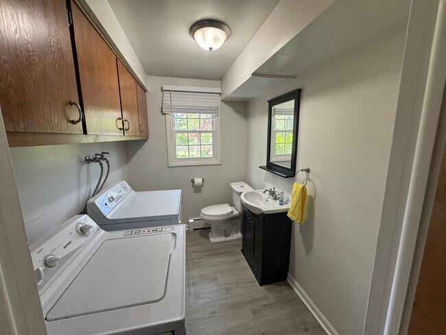 Foto del edificio - Two Bedroom Duplex with Heat Included! Near Grand Valley!