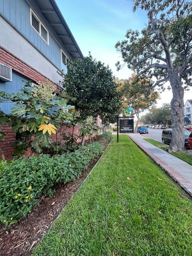 Building Photo - 251 N El Molino Ave