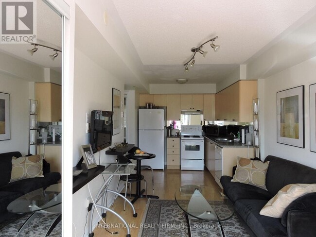 Building Photo - 4620-4620 Guildwood Way