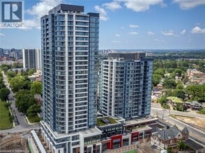 Building Photo - 5 Wellington St S