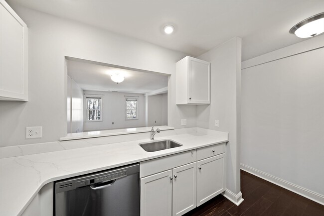 Building Photo - 391 Pleasant St