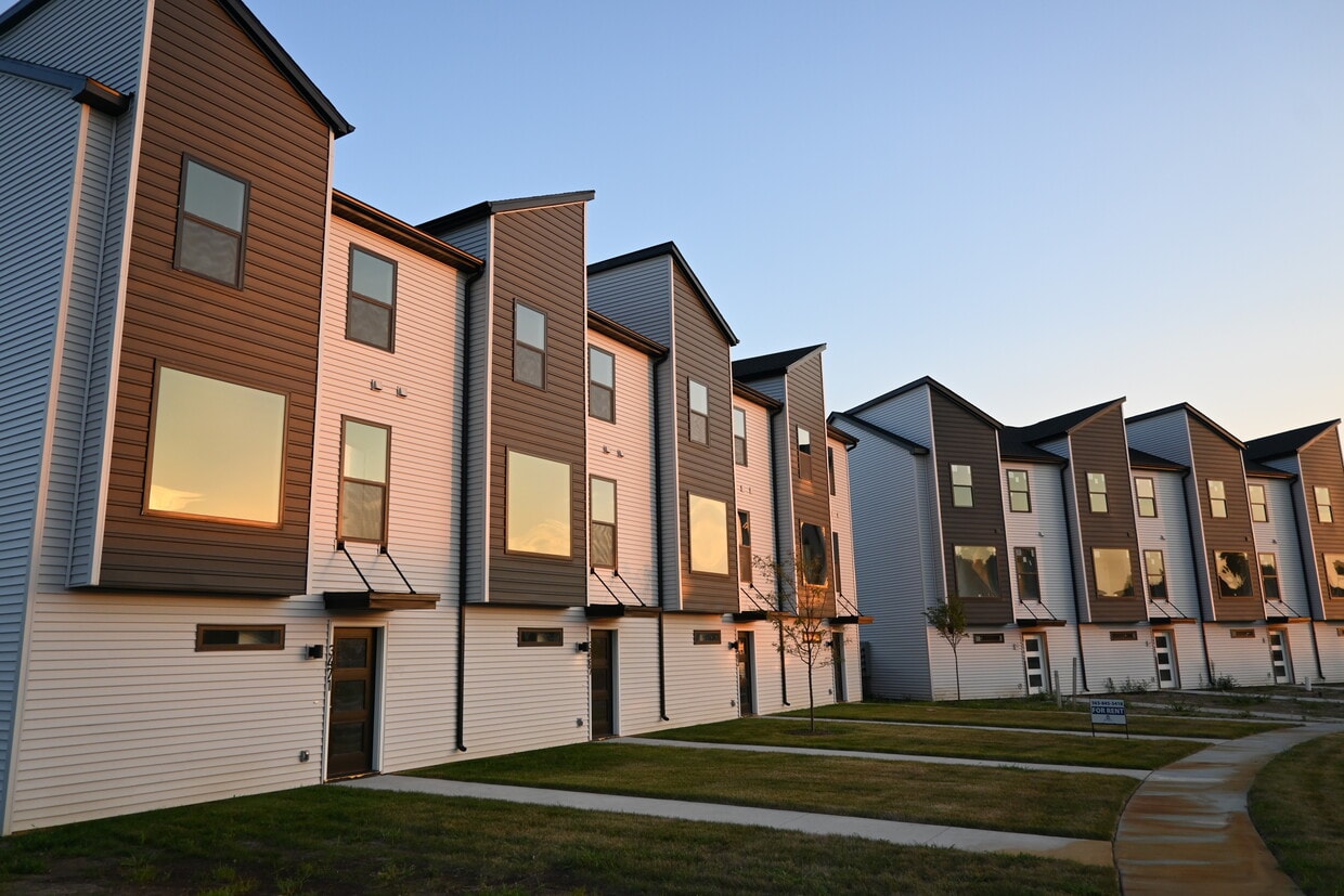 3467 Glenbrook Cir N, Bettendorf, IA 52722 Townhome Rentals in
