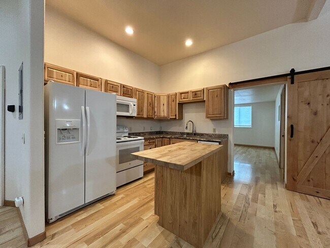 Foto del edificio - 1 bed 1 bath Duplex in South Hamilton with Large Shop