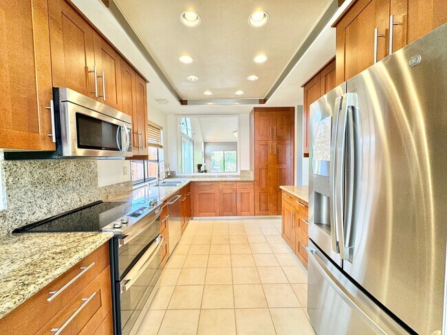 Building Photo - Beautiful 3 Bedroom/2 Bathroom House Locat...