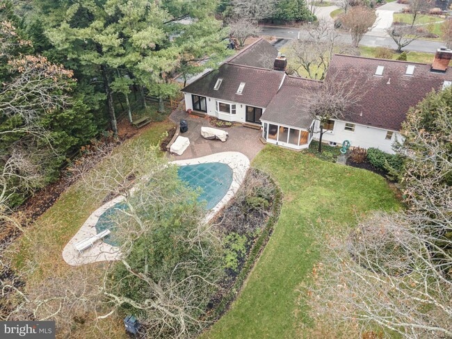 Building Photo - 703 White Swan Dr