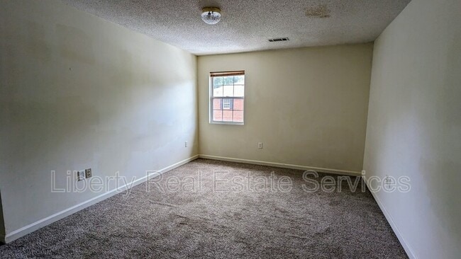 Building Photo - 134 Rolland St