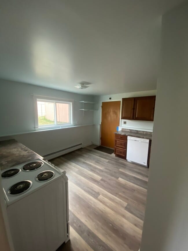 Entry 2 - 520 N 11th Ave