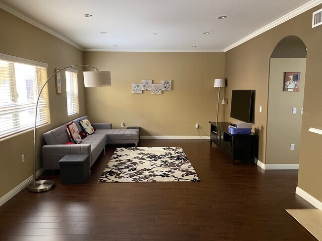 Foto del edificio - 7348 De Soto Ave
