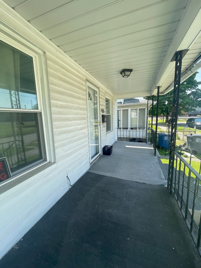 Building Photo - 915 Nesslewood Ave