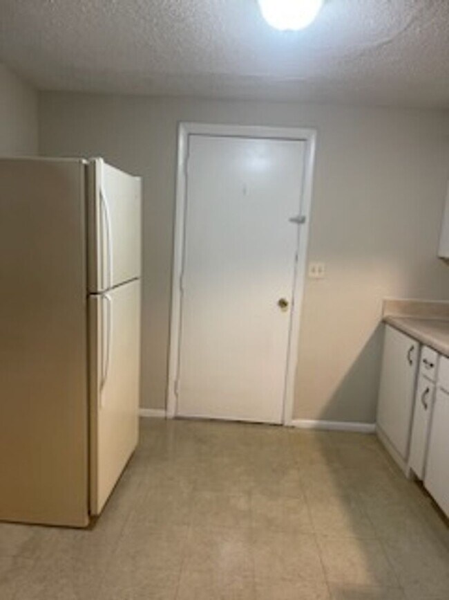 Foto del edificio - 2 Bedroom 1 Bath Duplex For Rent at 7068 C...