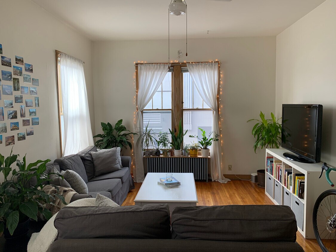 Living room - 2120 Garfield Ave