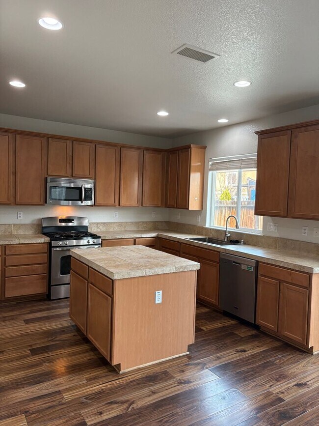 Foto del edificio - Freshly painted  5 bedroom 3 bath home