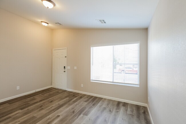 Building Photo - 1625 E Aspen Ave