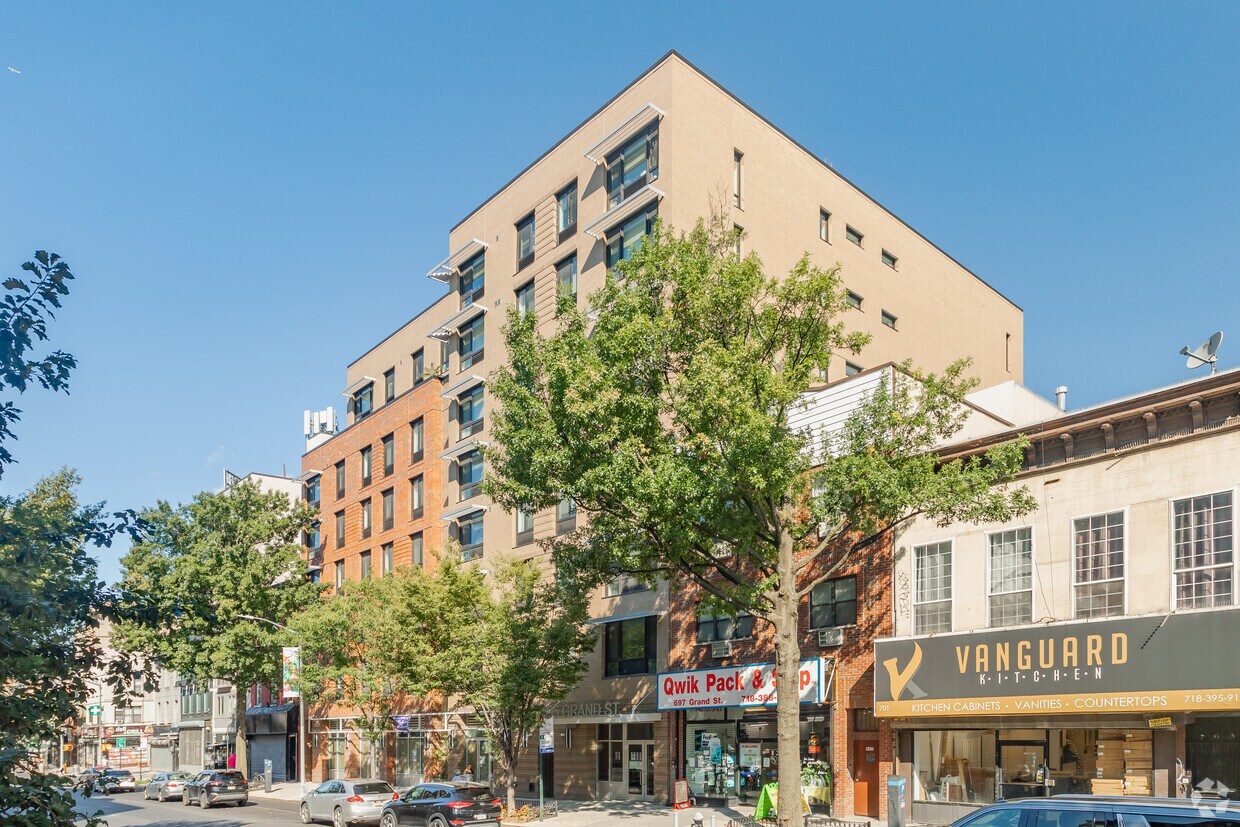 Foto principal - 695 Grand St