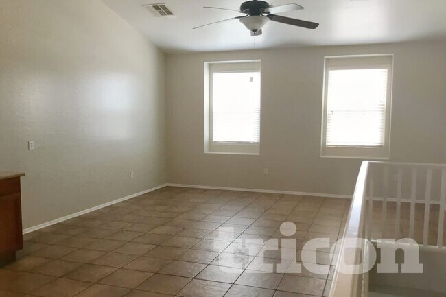 Foto del edificio - 2355 E Huntington Dr