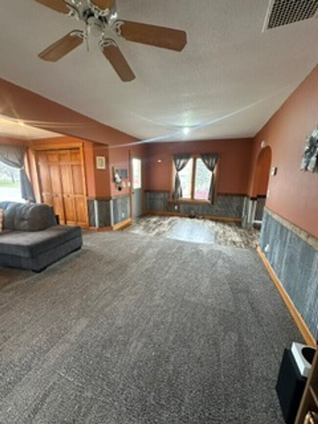 Foto del edificio - 3 Bed Single Family Home - Staples - Detached 3 car garage