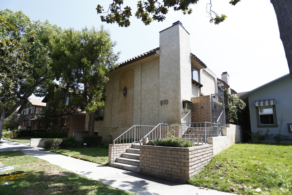 Building - 610 N Isabel St