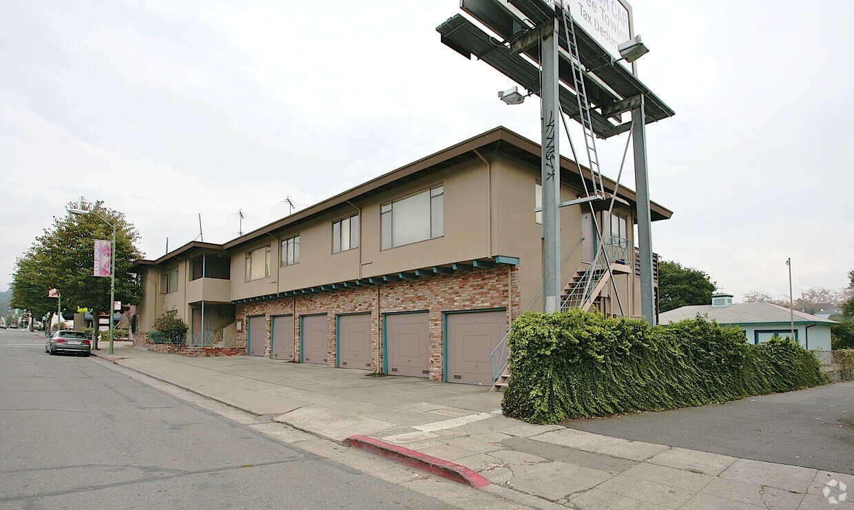 Building Photo - 4330 Piedmont Ave