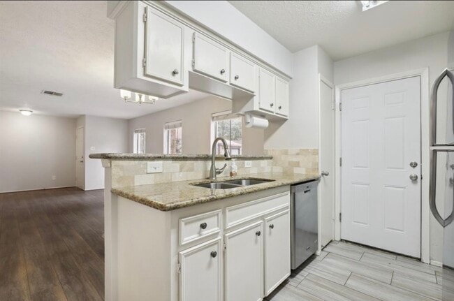 Building Photo - 24 E Bigelow Oak Ct