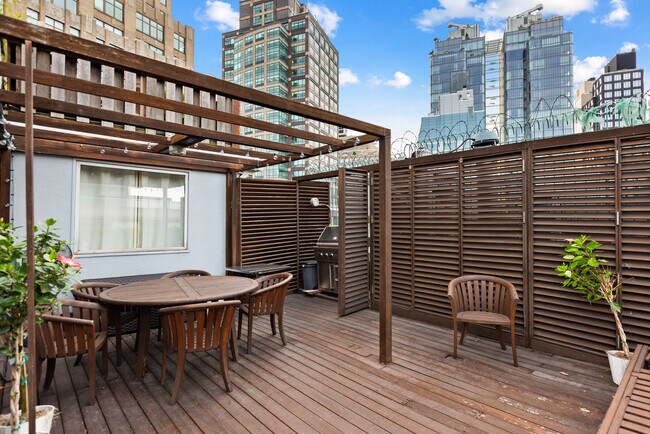 Building Photo - 525 Broome St