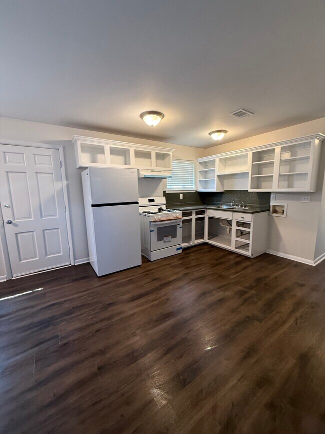 Cocina con electrodomésticos nuevos (actualmente en remodelación) - 5115 N Woodland Dr