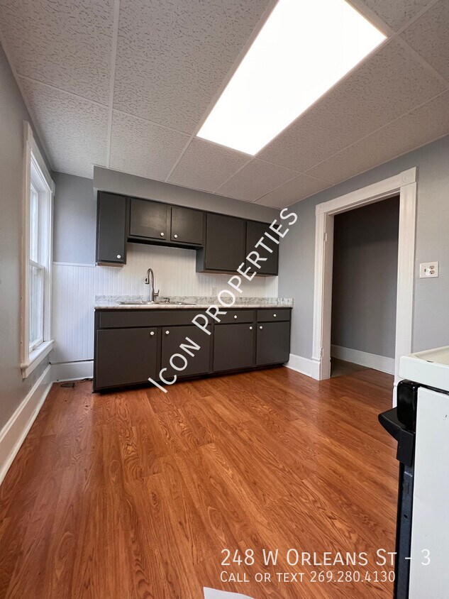Primary Photo - Top floor 1 bed with garage!
