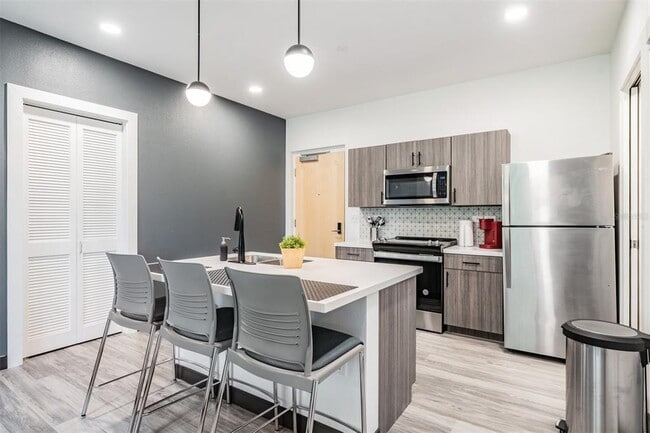 Building Photo - 6515 Live Wl Ln
