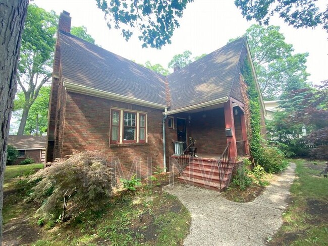 Building Photo - 516 Walker St