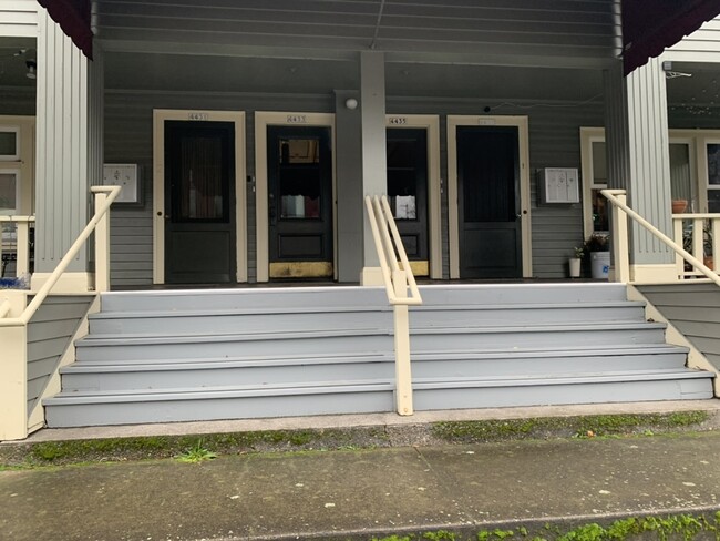 Building Photo - 4437 SE Hawthorne Blvd