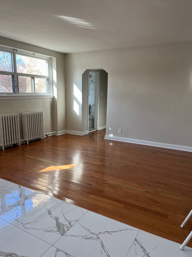 Building Photo - Newly renovated , large bright unit in a very quiet residential area